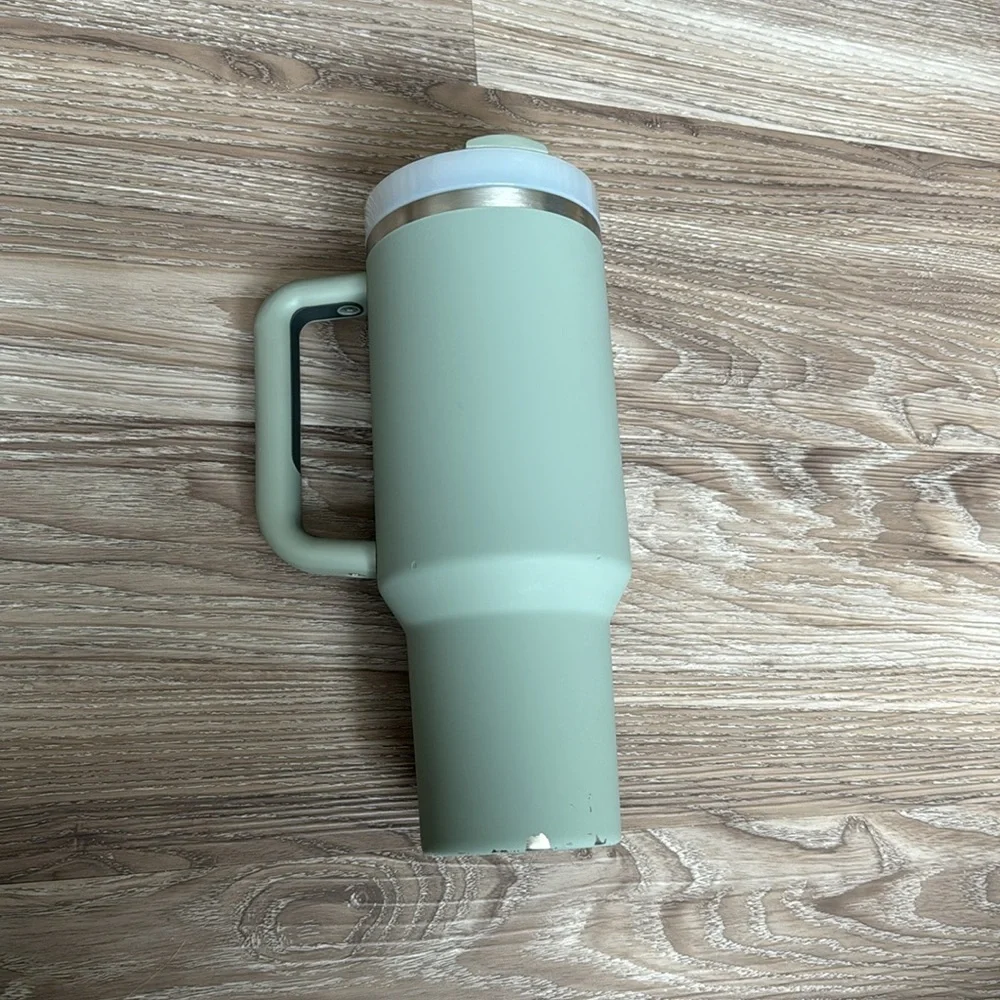 Stanley THE QUENCHER H2.0 FLOWSTAT TUMBLER SOFT MATTE 40 OZ Water Bottle - Picture 6 of 9
